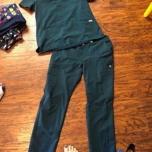 Figs scrub set medium bottoms large top